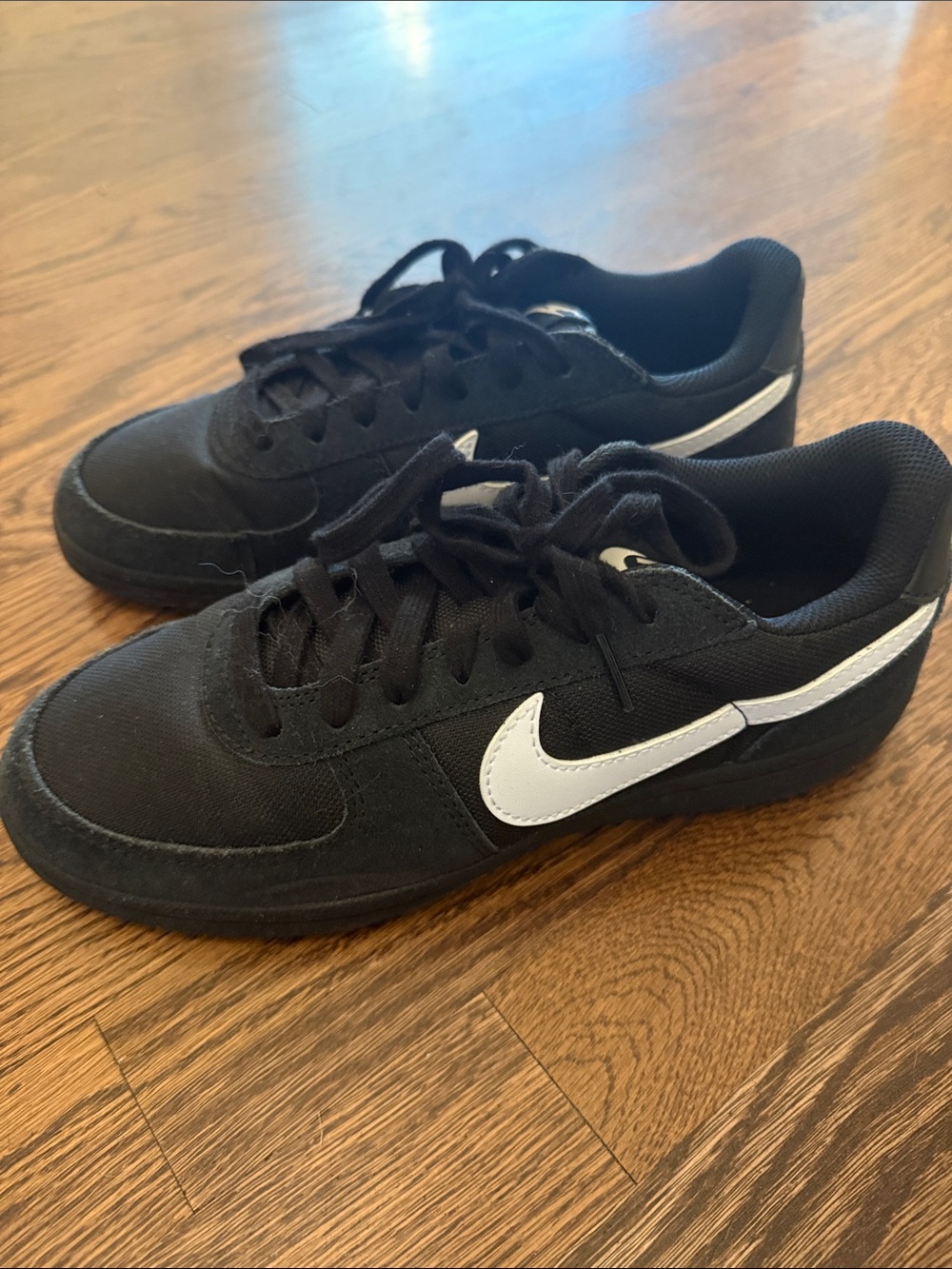 Nike Boy’s size 6 Y sneakers